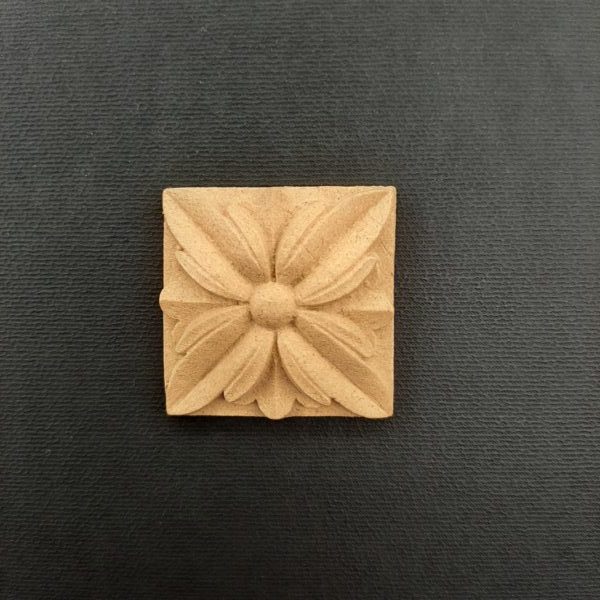 Ξυλόγλυπτο Διακοσμητικό Πλακάκι 4εκ.Χ4 εκ.