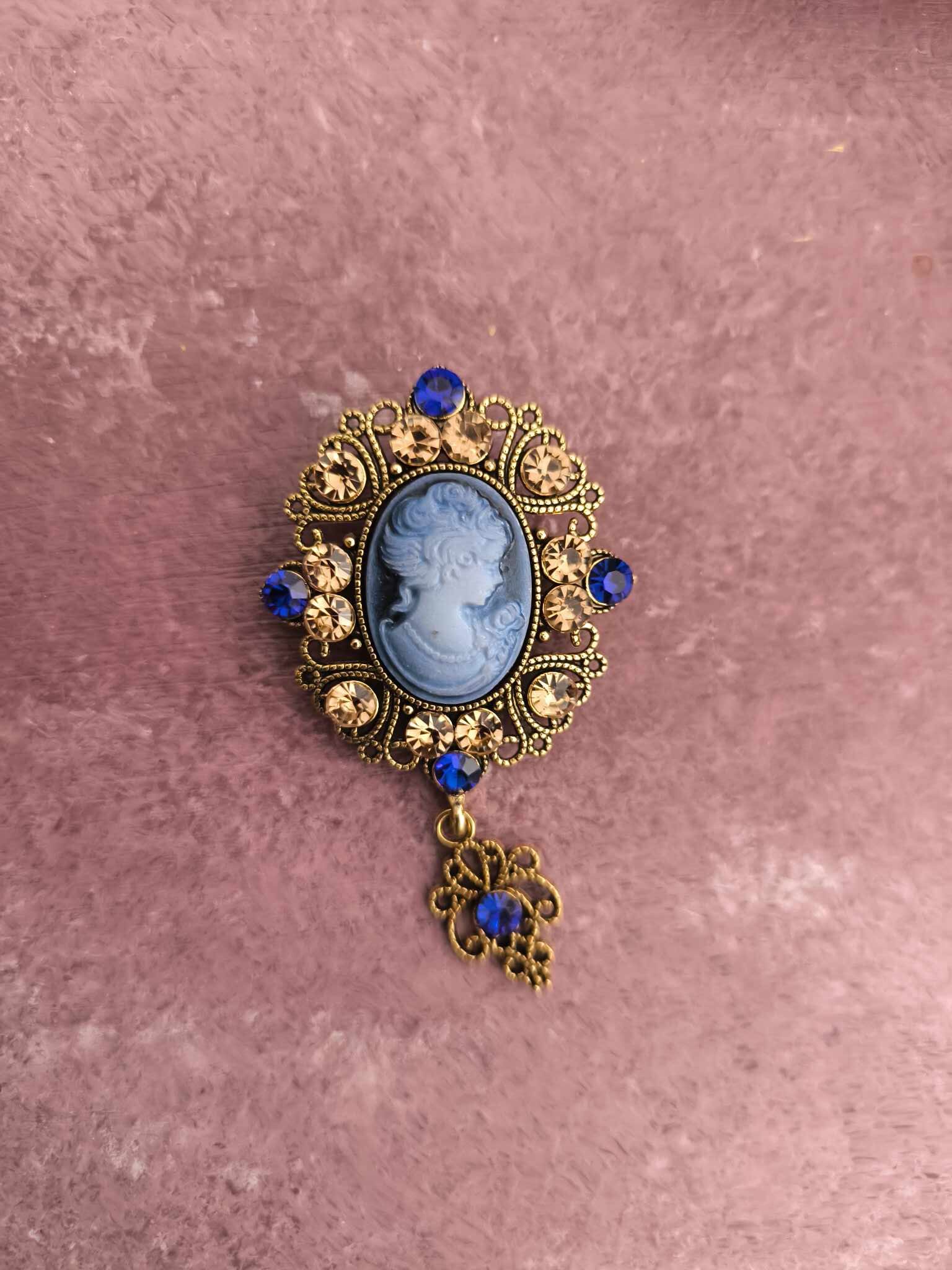 Καρφίτσα με μπλε καμέο