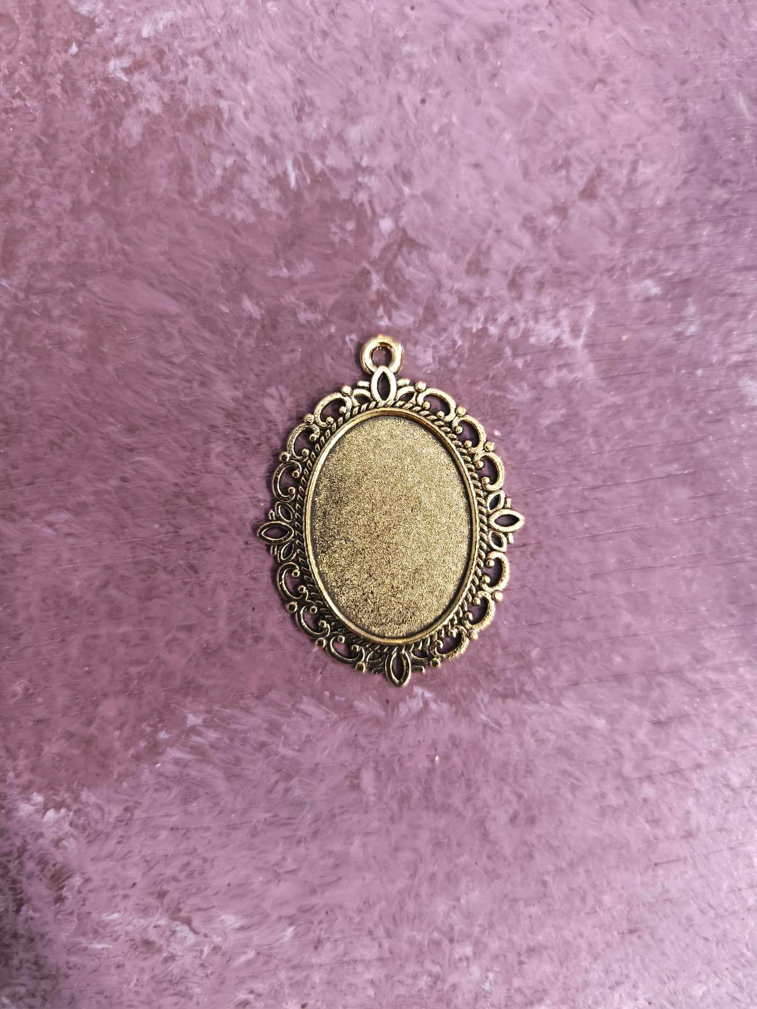 Μεταλλικό οβάλ καμέο