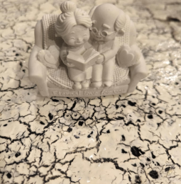 Πολυεστερικό αντικείμενο ζευγάρι στον καναπέ 7χ7εκ.